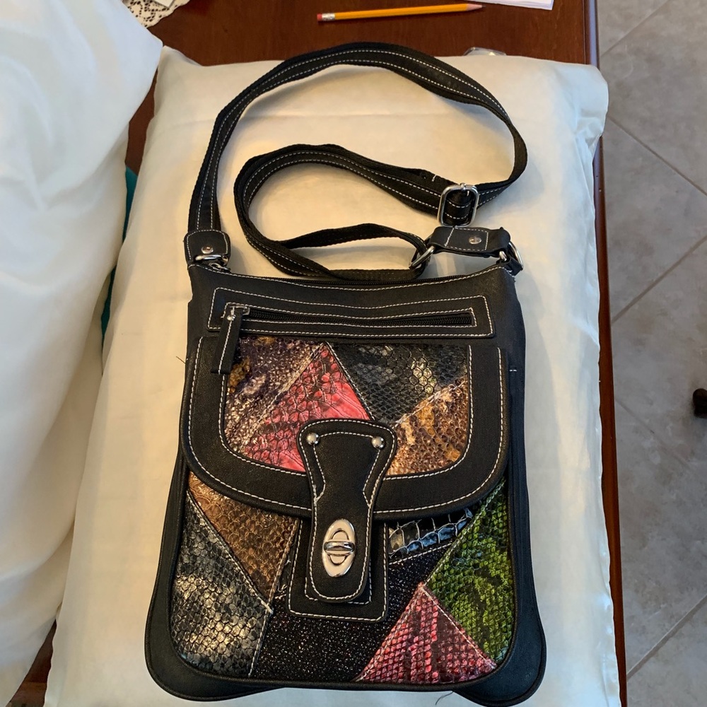 EUC black/faux snakeskin crossbody purse